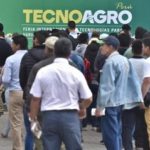 Empresarios y profesionales registrandose a la feria tecnoagro perú expoveterinaria perú 2020